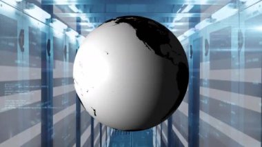 Sunucu odasında veri işleme ve küre animasyonu. küresel iş ve dijital arayüz kavramı dijital olarak oluşturulmuş video.
