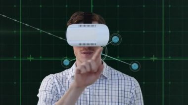 VR kulaklık kullanan beyaz bir adam üzerinden bağlantı ağının animasyonu. küresel iş ve dijital arayüz kavramı dijital olarak oluşturulmuş video.