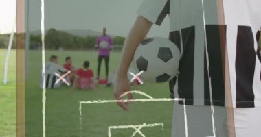 Futbolcu ve top yerine oyun planının animasyonu. Küresel spor ve futbol kavramı dijital video üretimi.