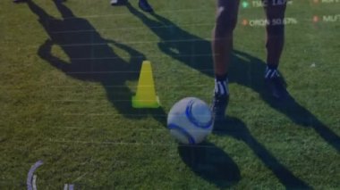 Veri işleme üzerinden çeşitli erkek futbolcuların animasyonu. Küresel spor ve dijital arayüz kavramı dijital olarak oluşturulmuş video.