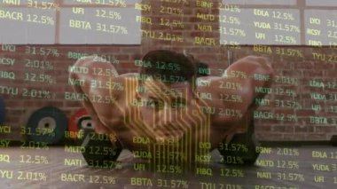 Spor salonundaki beyaz adamın veri işleme animasyonu. Küresel spor ve dijital arayüz kavramı dijital olarak oluşturulmuş video.