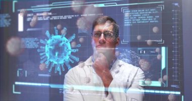 Virüs hücreleri ve beyaz erkek doktorların veri işleme animasyonları. Dijital olarak oluşturulmuş küresel salgın ve dijital arayüz kavramı.