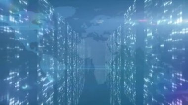 Mavi zemin üzerinde dünya haritası üzerinde ışık izlerinin ve hareket eden kolonların animasyonu. Küresel spor ve dijital arayüz kavramı dijital olarak oluşturulmuş video.