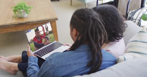 Biracial Para Laptop Różnych Mężczyzn Piłkarzy Gra Mecz Ekranie Globalna — Wideo stockowe