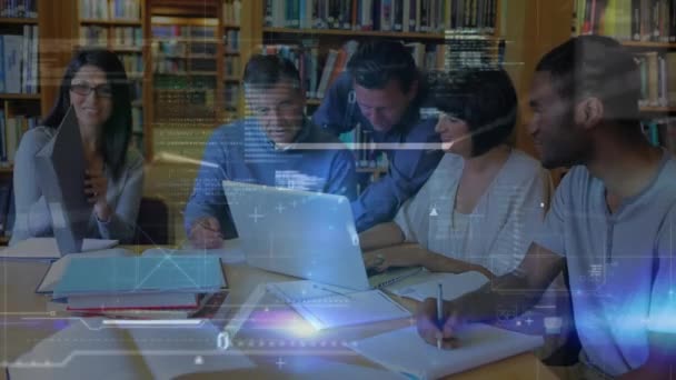 Animatie Van Gegevensverwerking Een Groep Verschillende Mensen Die Studeerden Bibliotheek — Stockvideo