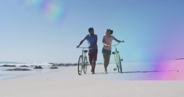 Animación Puntos Luz Sobre Pareja Afroamericana Con Bicicletas Playa Vacaciones — Vídeos de Stock