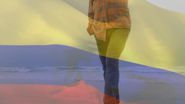 Animacja Flagi Kolumbii Nad Starszym Amerykaninem Globalny Patriotyzm Koncepcja Cyfrowego — Wideo stockowe