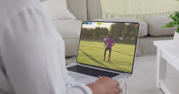 Ekranda Maç Yapan Çeşitli Erkek Futbolcuların Olduğu Dizüstü Bilgisayar Kullanan — Stok video