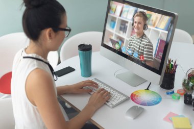 Bayan öğretmen, erkek öğrenciyle okulda video görüşmesi yapıyor. uzak öğrenim çevrimiçi eğitim kavramı