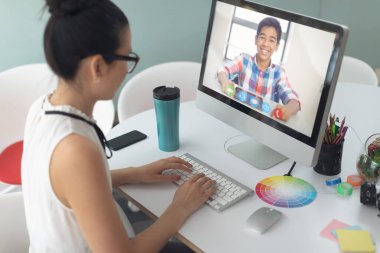 Bayan öğretmen, erkek öğrenciyle okulda video görüşmesi yapıyor. uzak öğrenim çevrimiçi eğitim kavramı