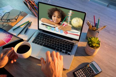 Öğretmenin erkek öğrenciyle okulda bilgisayar başında görüntülü konuşma yapması. uzak öğrenim çevrimiçi eğitim kavramı