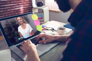 Fotoğraf apps midsection yaratıcı düzenleyicisinin üstünde laptop yazmaya karşı