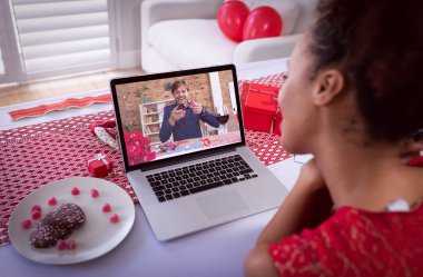 Sevgililer günü videosu çeken çeşitli çiftler dizüstü bilgisayardaki adamı arıyor. Karantina süresince çevrimiçi sevgililer günü.