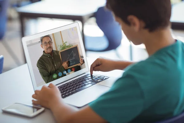 Kaukasische Schüler Mit Laptop Auf Videoanruf Mit Männlichen Lehrer Online — Stockfoto
