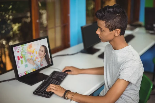 학교에서 컴퓨터로 교사와 비디오 통화를 남학생 온라인 개념을 배우는 — 스톡 사진