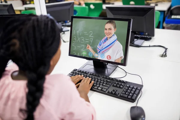 Egy Diáklány Videóhívást Tart Egy Tanárnővel Számítógépen Iskolában Távoktatás Online — Stock Fotó