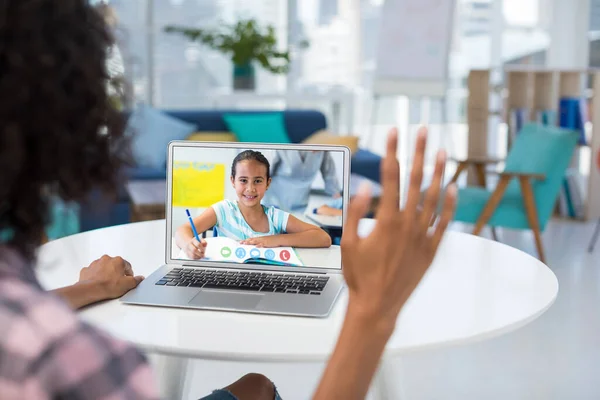 Női Tanár Videóhívást Tart Női Tanulóval Laptopon Iskolában Távoktatás Online — Stock Fotó
