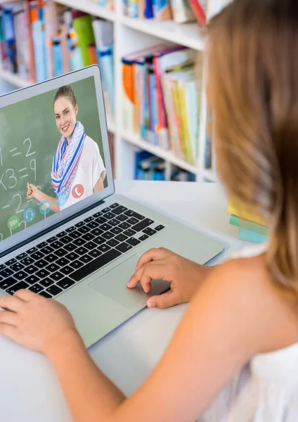 Uczennica Wideo Rozmowę Nauczycielką Laptopie Domu Koncepcja Kształcenia Online Odległość — Zdjęcie stockowe