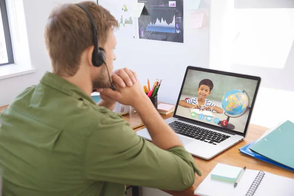 Mannelijke Leraar Draagt Een Koptelefoon Met Een Videogesprek Met Een — Stockfoto