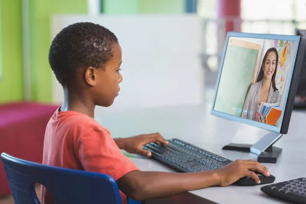 Erkek Afrikalı Amerikalı Öğrenci Okulda Bilgisayar Başında Bayan Öğretmenle Görüntülü — Stok fotoğraf