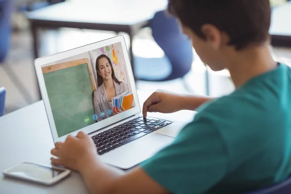 Beyaz Bir Erkek Öğrenci Okulda Dizüstü Bilgisayarında Bayan Öğretmenle Görüntülü — Stok fotoğraf
