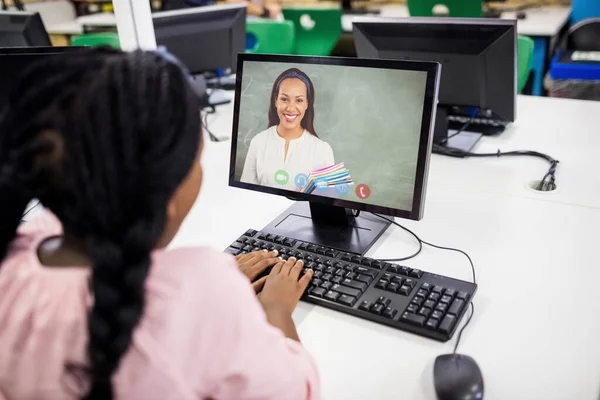 Mieszane Uczennica Rasy Pomocą Komputera Wideo Rozmowy Nauczycielką Edukacja Online — Zdjęcie stockowe