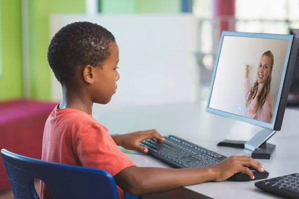 Erkek Afrikalı Amerikalı Öğrenci Okulda Bilgisayar Başında Bayan Öğretmenle Görüntülü — Stok fotoğraf