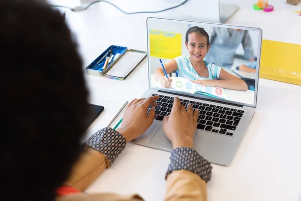 Mittendelen Kvinnlig Lärare Som Har Ett Videosamtal Med Kvinnlig Elev — Stockfoto