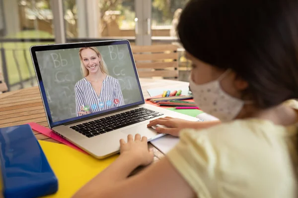 Estudante Caucasiana Usando Máscara Facial Usando Laptop Videochamada Com Professora — Fotografia de Stock