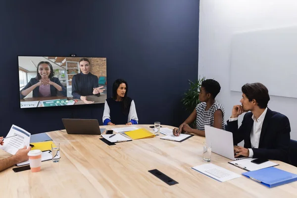 Різноманітна Група Бізнес Колег Має Відеодзвінки Діловими Жінками Екрані Кімнаті — стокове фото