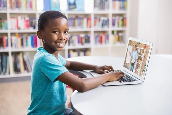 Πορτρέτο Του Χαμογελαστού Αφροαμερικανού Μαθητή Που Χρησιμοποιεί Φορητό Υπολογιστή Βιντεοκλήση — Φωτογραφία Αρχείου