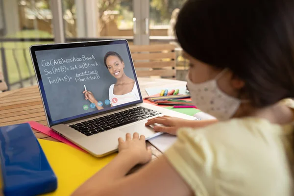 Studentinnen Mit Gesichtsmaske Bei Einem Videoanruf Mit Einer Lehrerin Laptop — Stockfoto