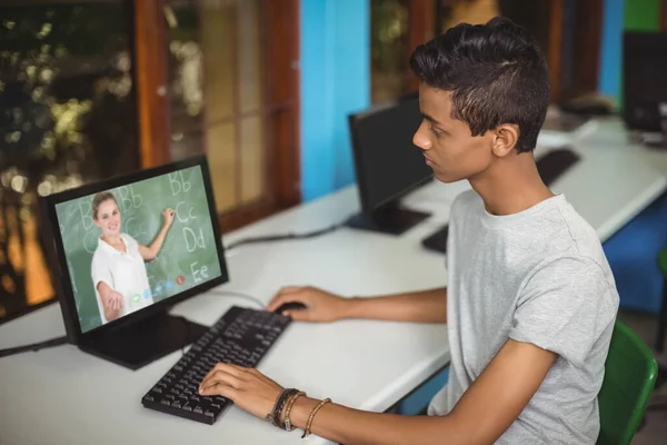 Studente Razza Mista Che Usa Computer Videochiamata Con Insegnante Donna — Foto Stock