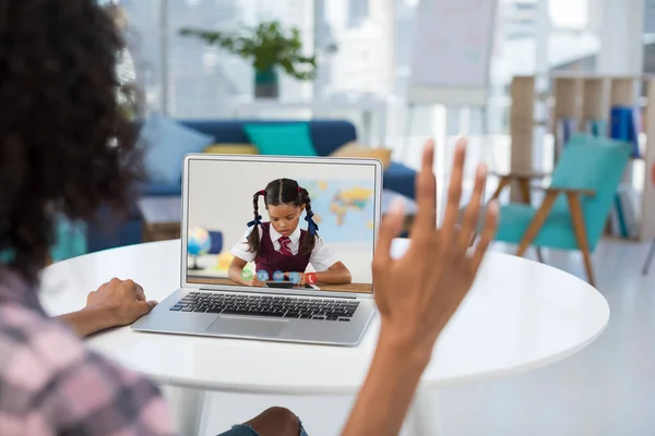 Női Tanár Videóhívást Tart Női Tanulóval Laptopon Iskolában Távoktatás Online — Stock Fotó