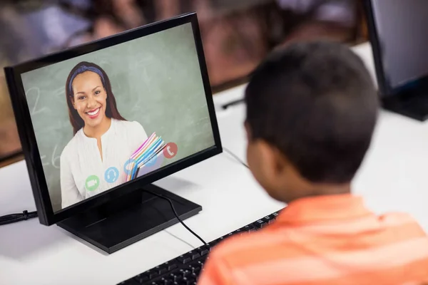 Schüler Mit Gemischter Rasse Mit Computer Auf Videoanruf Mit Lehrerin — Stockfoto