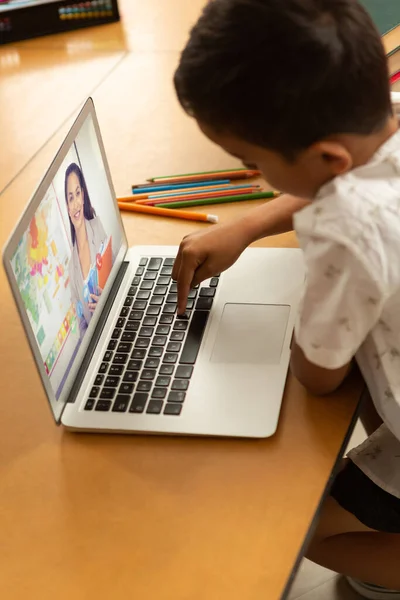 Männliche Schüler Die Hause Eine Videokonferenz Mit Einer Lehrerin Laptop — Stockfoto