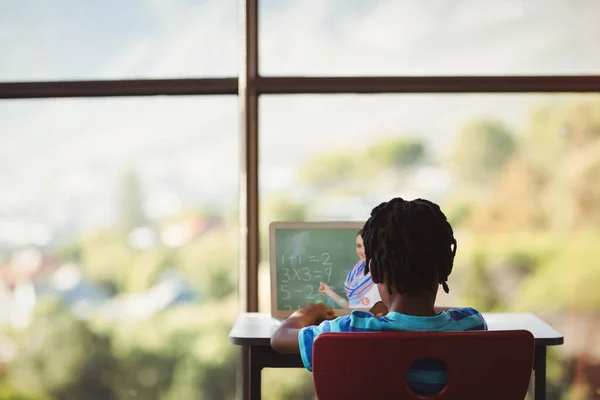 Rückansicht Eines Männlichen Schülers Bei Einem Videoanruf Mit Einer Lehrerin — Stockfoto