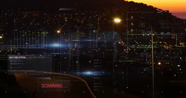 夜間の都市交通の空中ビューに対するデータ処理とのインターフェースの画像 コンピュータ インターフェースとビジネス技術の概念 — ストック写真