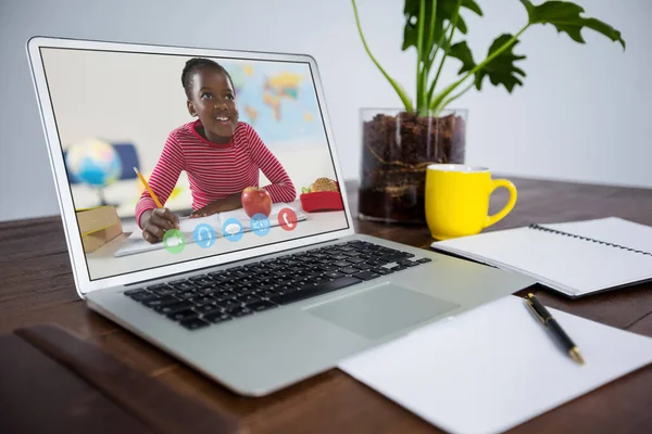 Afroamerikanische Schulmädchen Lernen Das Während Eines Videogesprächs Auf Dem Laptop — Stockfoto