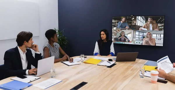Різноманітна Група Бізнес Колег Має Відеодзвінок Екрані Кімнаті Переговорів Робота — стокове фото