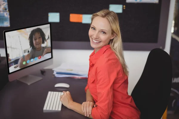 学校のコンピューターで男性学生とビデオ通話をしている女性の白人教師の肖像画 距離学習オンライン教育の概念 — ストック写真