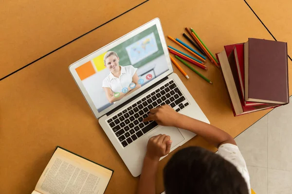 Erkek Öğrencinin Okulda Dizüstü Bilgisayarında Bayan Öğretmenle Görüntülü Konuşması Uzak — Stok fotoğraf