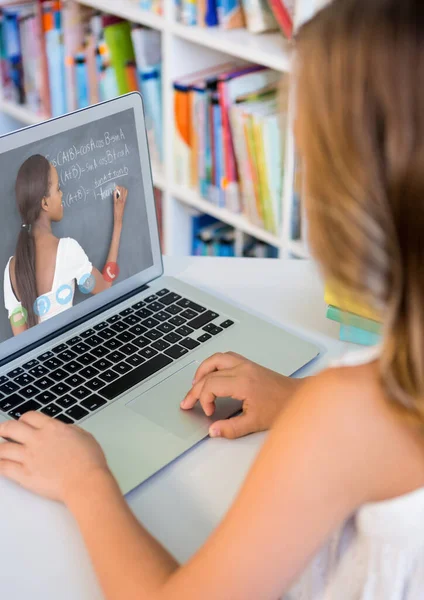 Studentinnen Bei Einem Videoanruf Mit Einer Lehrerin Laptop Der Bibliothek — Stockfoto