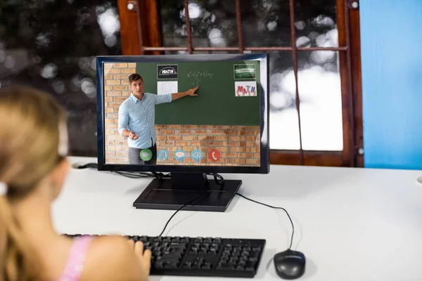 Kaukasische Schülerin Mit Computer Auf Videoanruf Mit Männlichen Lehrer Online — Stockfoto