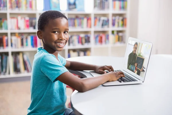 Porträt Eines Lächelnden Afrikanisch Amerikanischen Schuljungen Mit Laptop Auf Videoanruf — Stockfoto