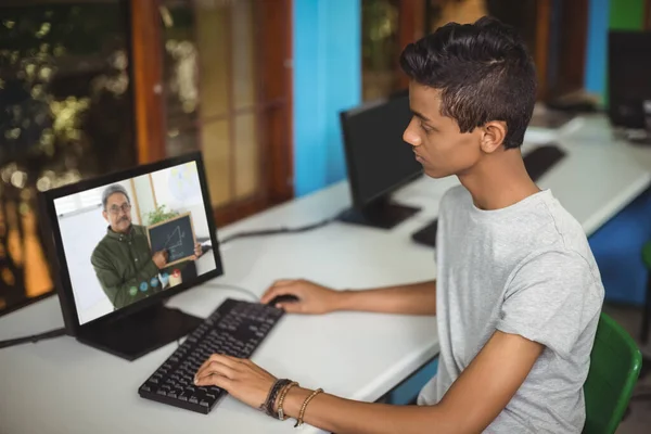 Männliche Indische Schüler Mit Einem Videoanruf Mit Männlichen Lehrer Auf — Stockfoto