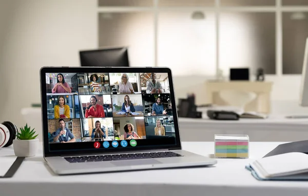 Різні Співробітники Жіночої Чоловічої Статі Мають Відеодзвінок Екрані Ноутбука Столі — стокове фото