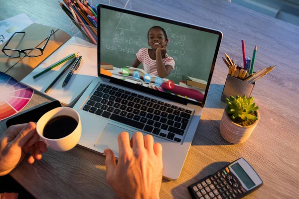 Női Tanár Videokazettát Tart Női Tanulóval Laptopján Távoktatás Online Oktatási — Stock Fotó