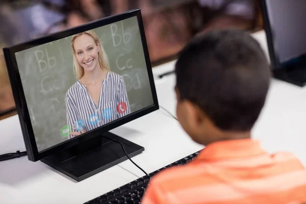 Bayan Öğretmenle Video Görüşmesinde Bilgisayar Kullanan Melez Bir Öğrenci Çevrimiçi — Stok fotoğraf