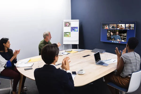 Різноманітна Група Бізнес Колег Має Відеодзвінки Колегами Екрані Кімнаті Переговорів — стокове фото